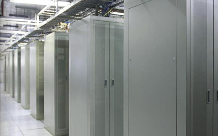 云诚信轻云服务器和阿里云服务器的性能对比是怎样的？